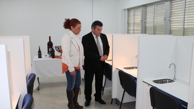 Andrés Parra y María Eugenia Rufino en la nueva sala de catas.
